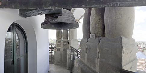 Sub clopotul din turnul prefecturii